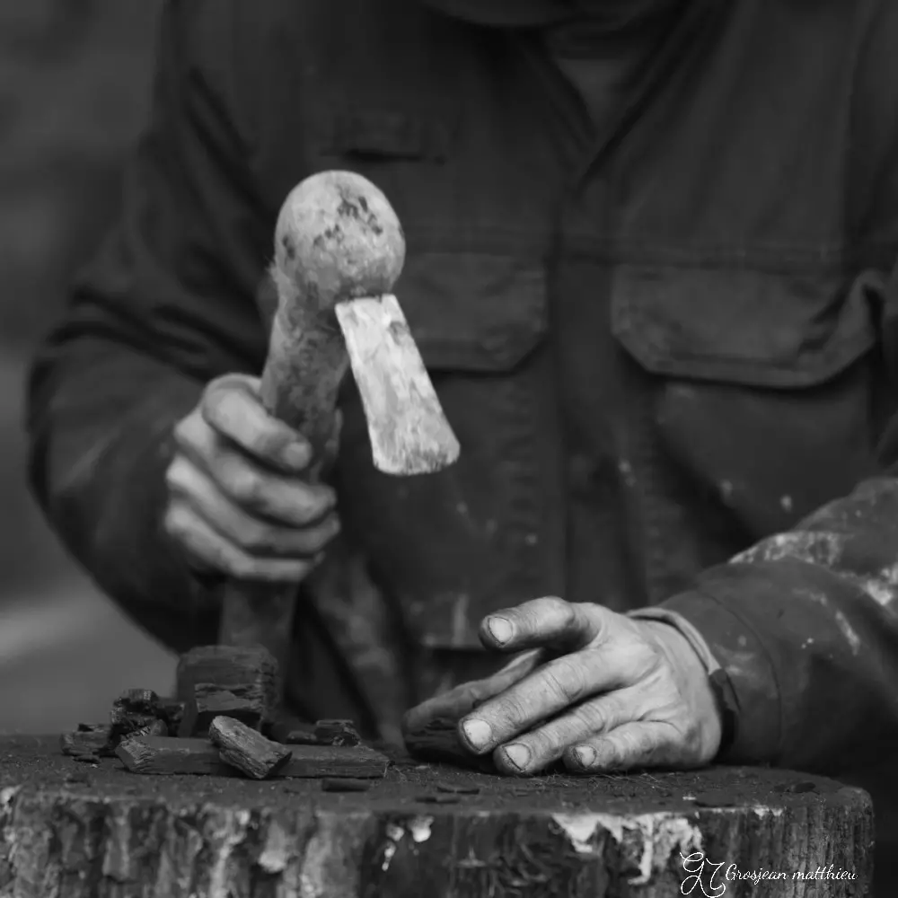 pouring the bronze 03