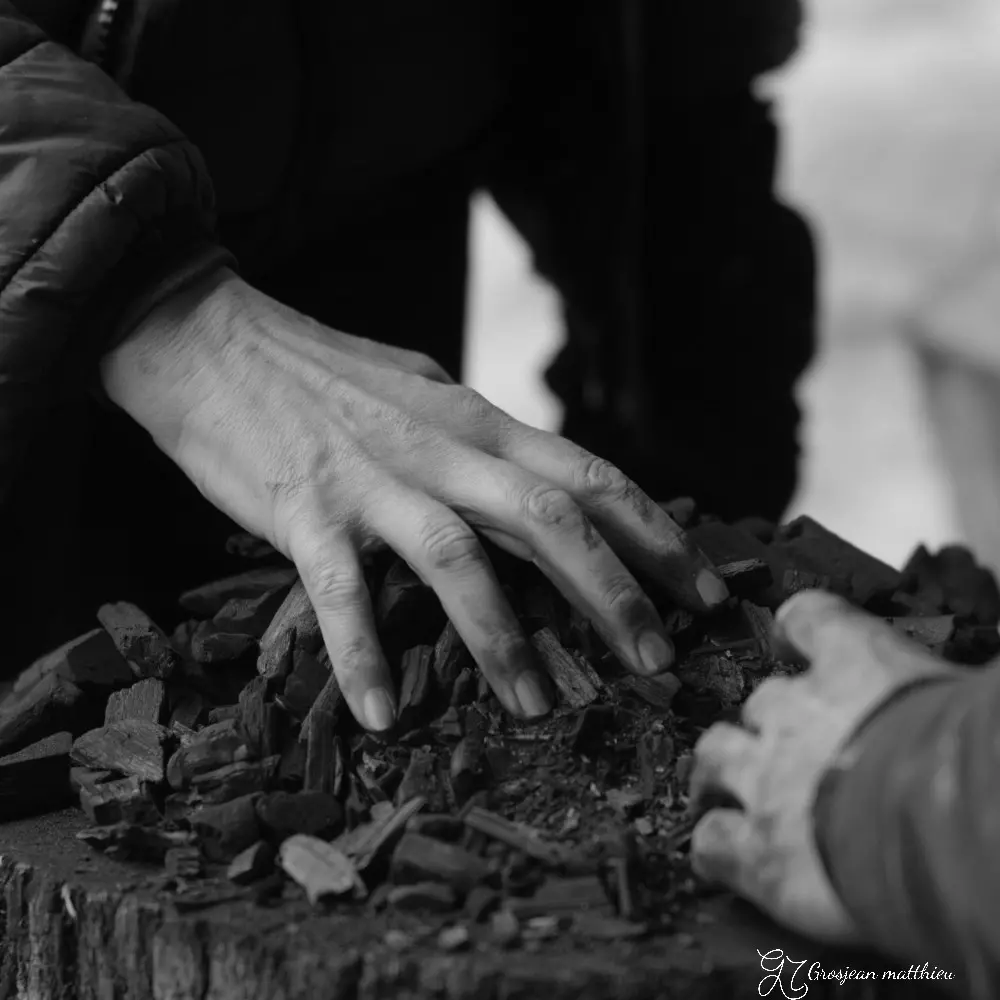 pouring the bronze 04