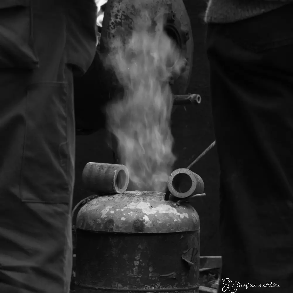 pouring the bronze 06