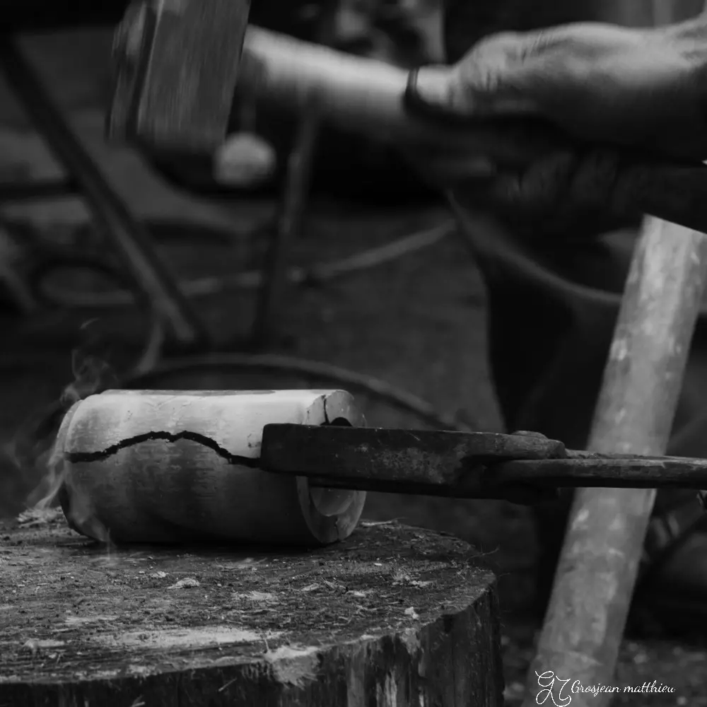 pouring the bronze 07
