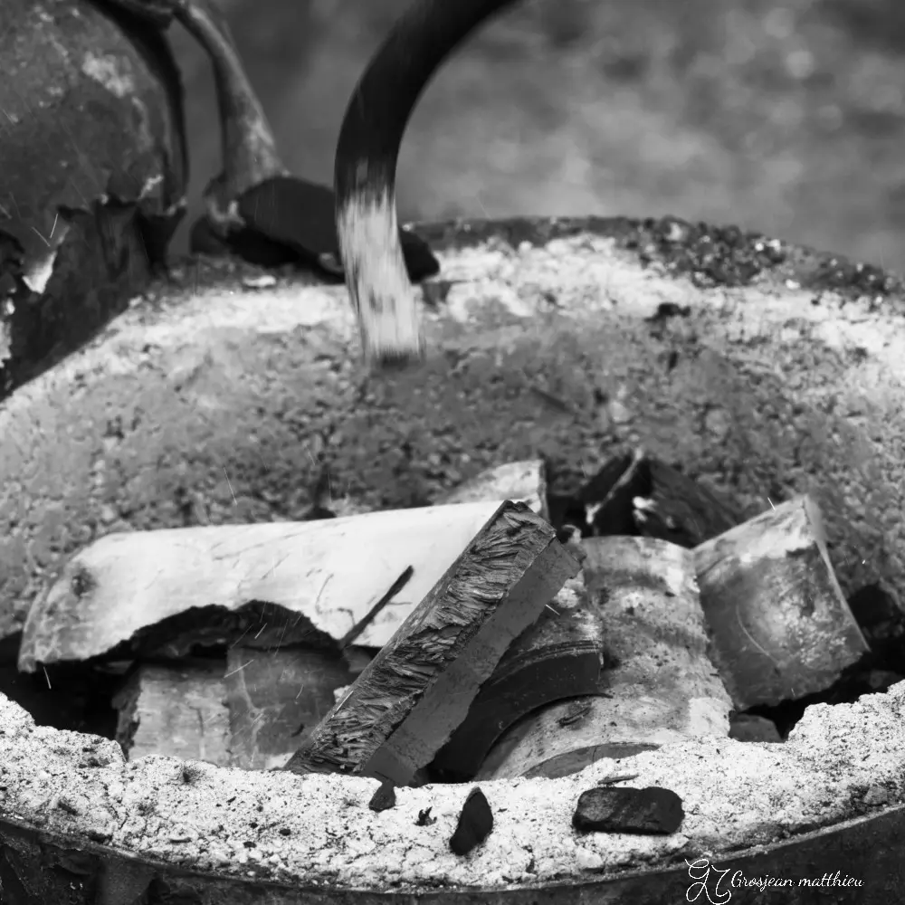 pouring the bronze 08