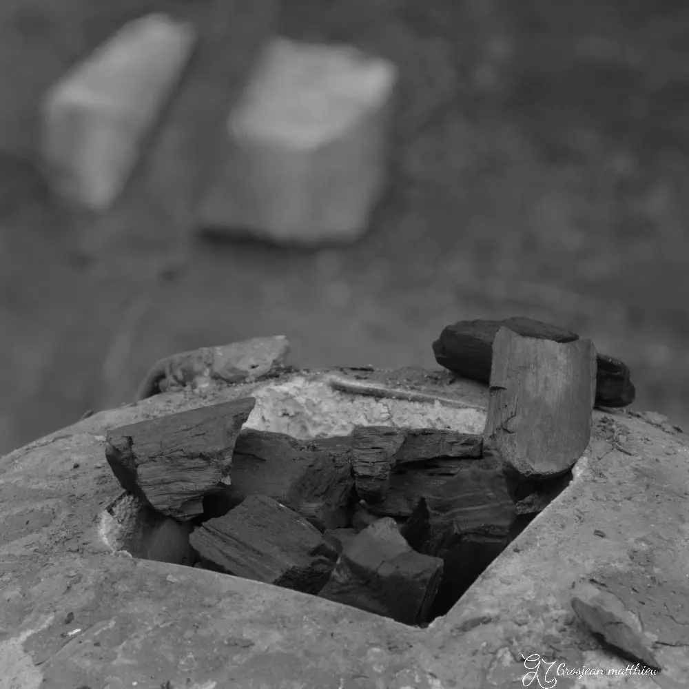 pouring the bronze 09